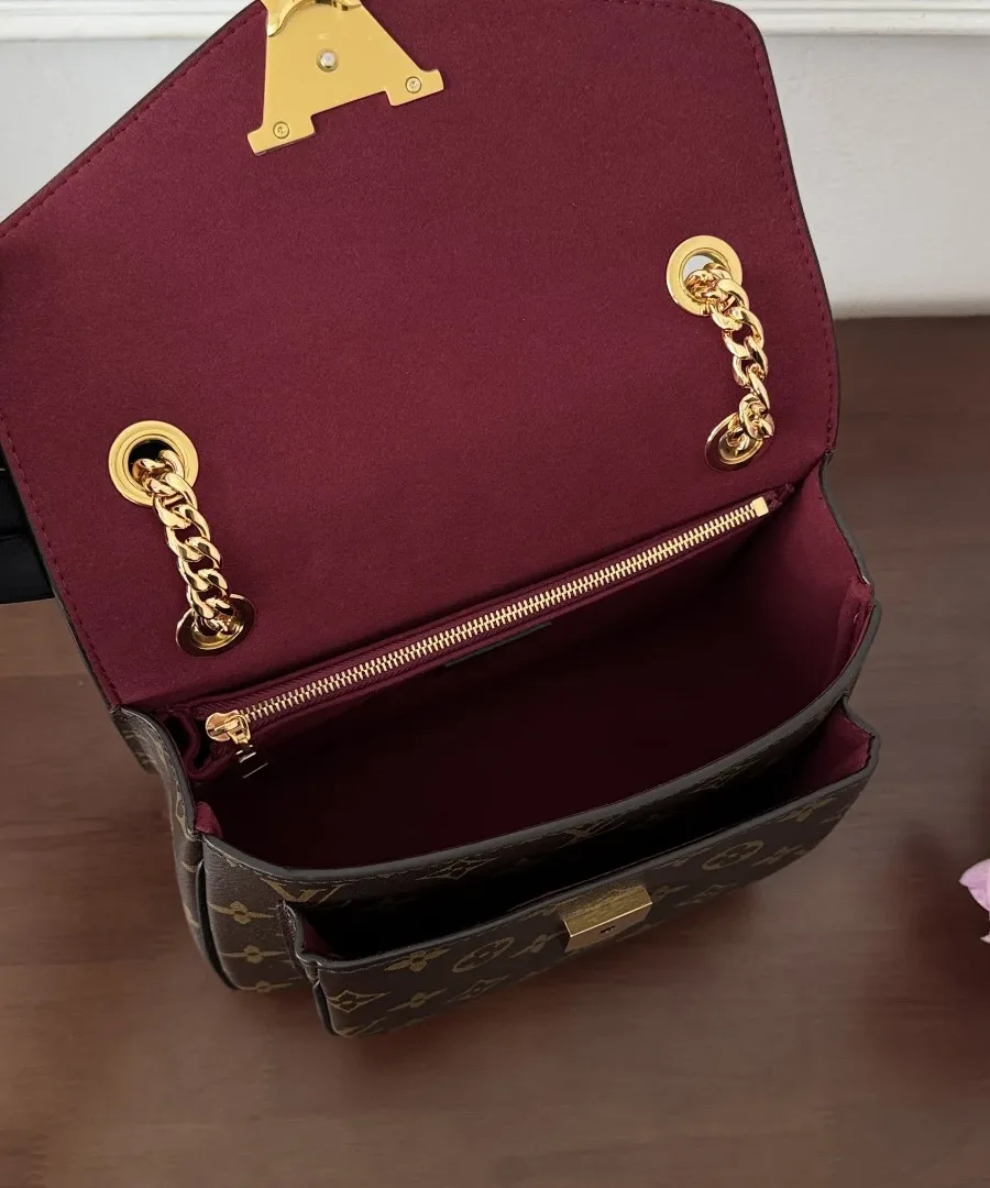 Открытая сумка Louis Vuitton Passy с бордовой подкладкой и отделениями