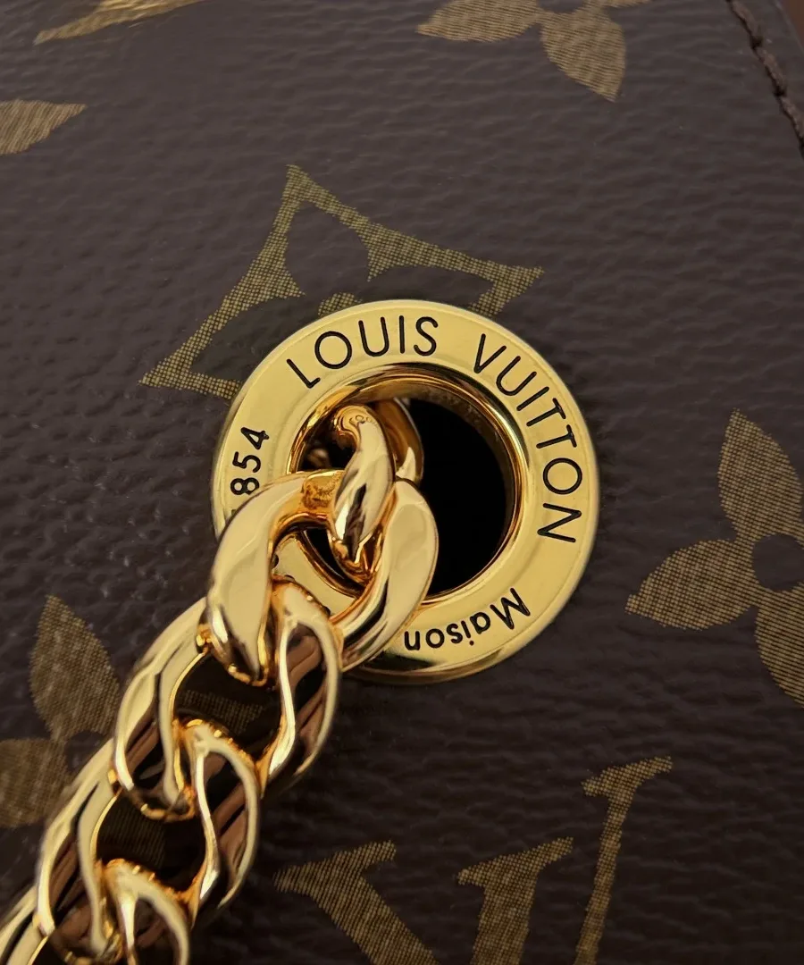 Золотистый люверс с гравировкой Louis Vuitton и плечевая цепочка