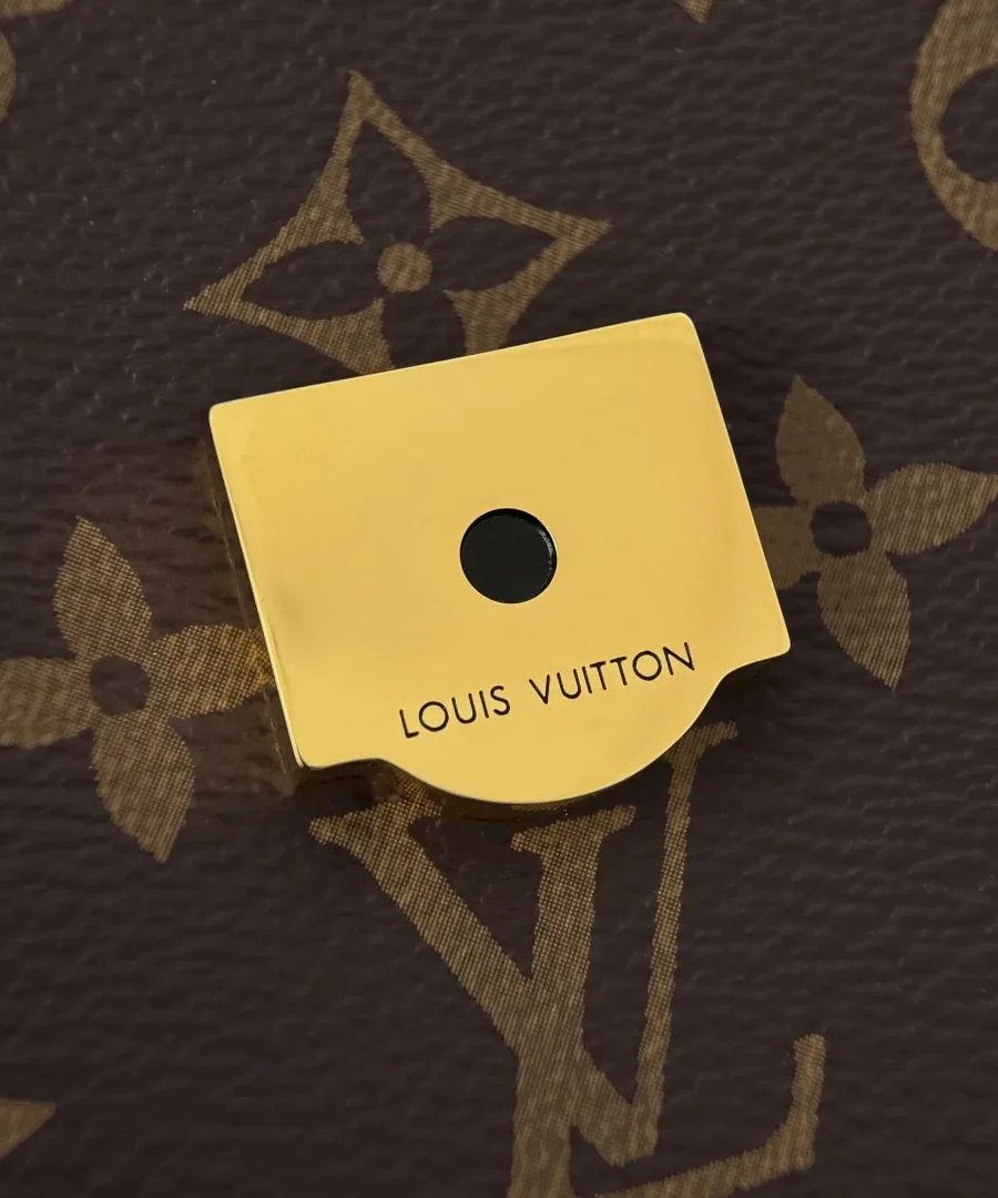 Металлическая пластина магнитного замка с гравировкой Louis Vuitton