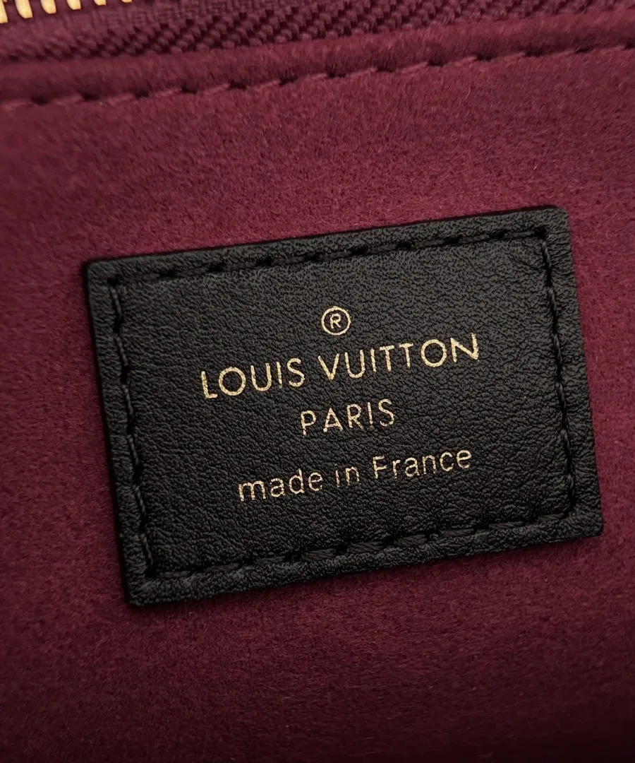 Кожаная нашивка с тиснением Louis Vuitton Paris made in France внутри сумки