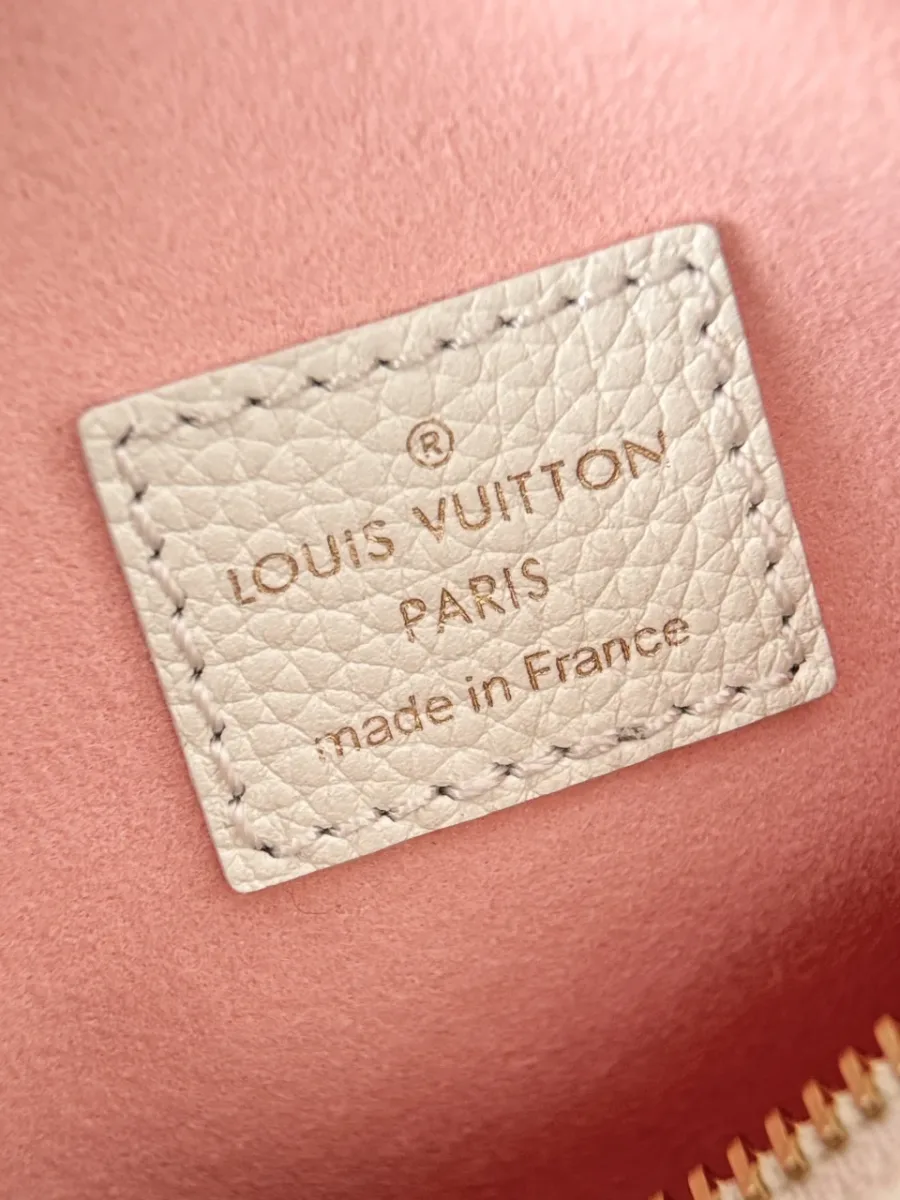 Кожаная нашивка с тиснением Louis Vuitton Paris внутри сумки