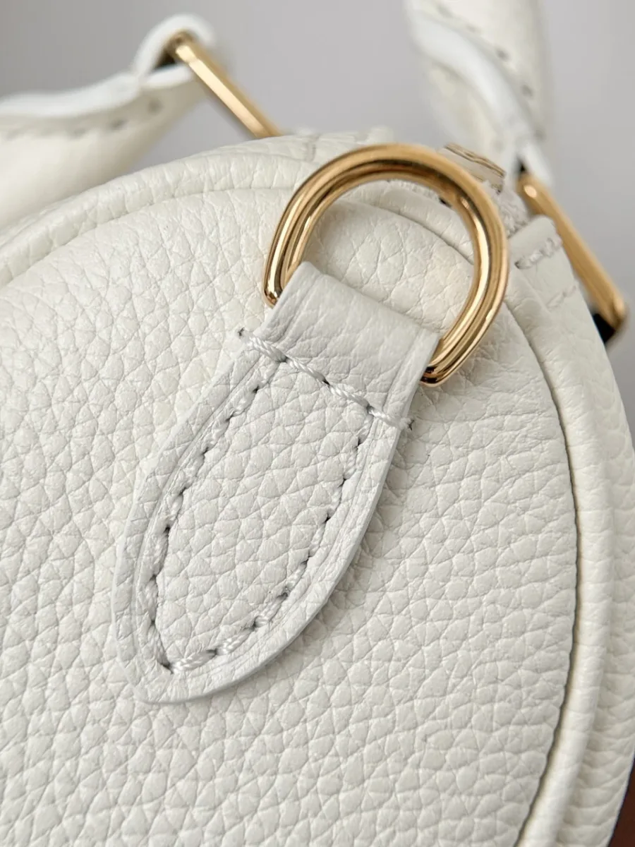 Боковая круглая панель сумки с золотистым полукольцом