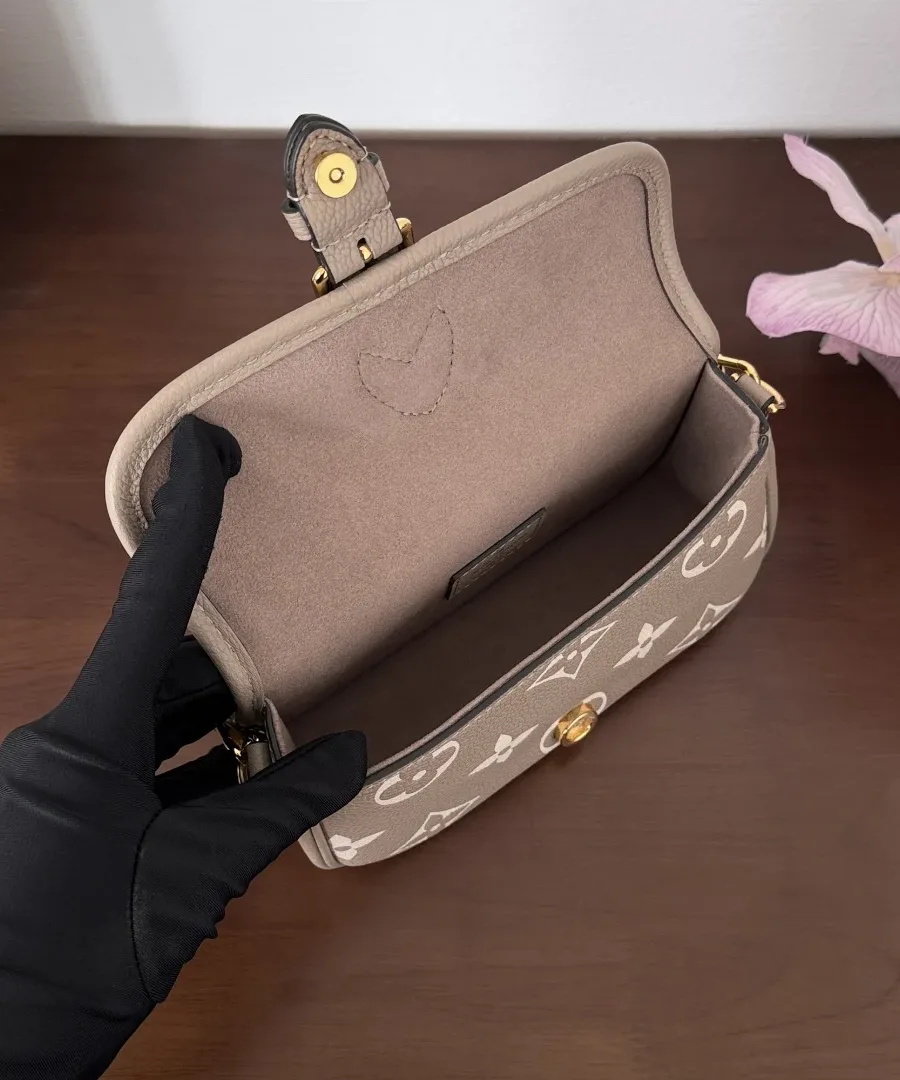 Открытая сумка Louis Vuitton Nano Diane, вид изнутри
