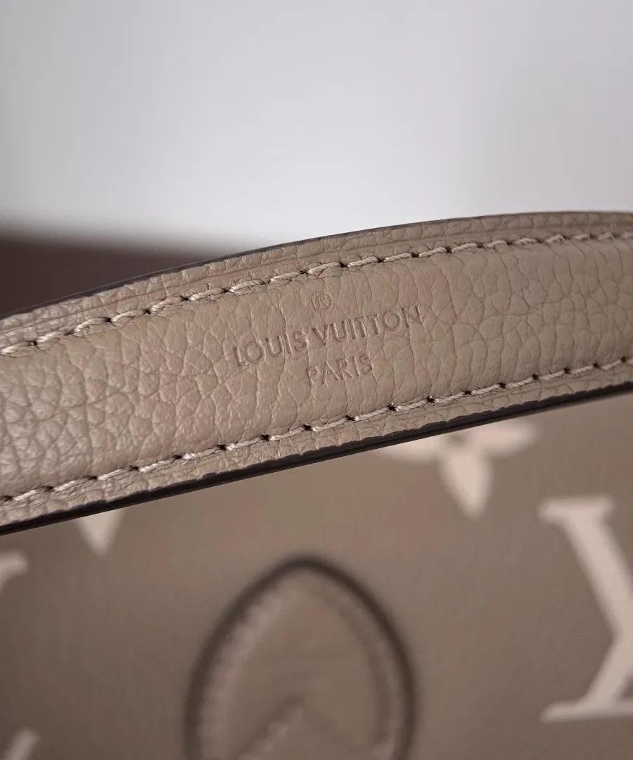 Тиснение Louis Vuitton Paris на кожаной ручке сумки