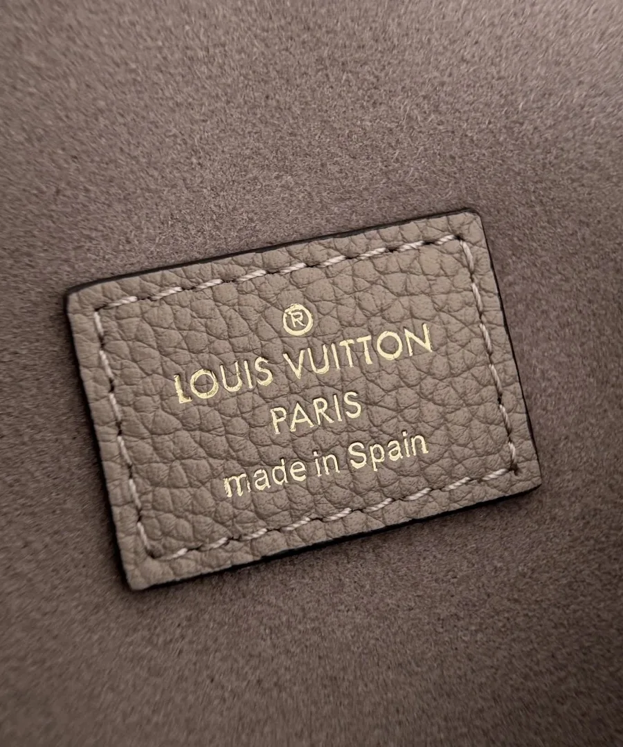 Кожаная нашивка с золотистым тиснением Louis Vuitton Paris Made in Spain внутри сумки