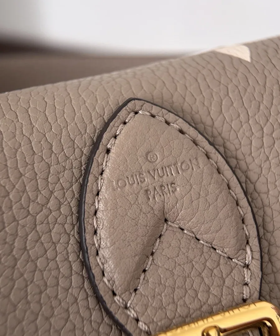 Тиснение Louis Vuitton Paris на кожаном хлястике