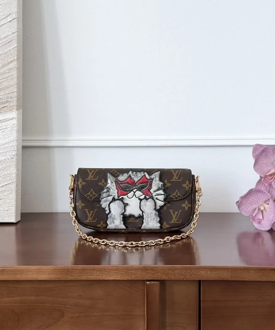 Коричневая сумка Louis Vuitton Ivy Catogram с рисунком кота, вид спереди с цепочкой
