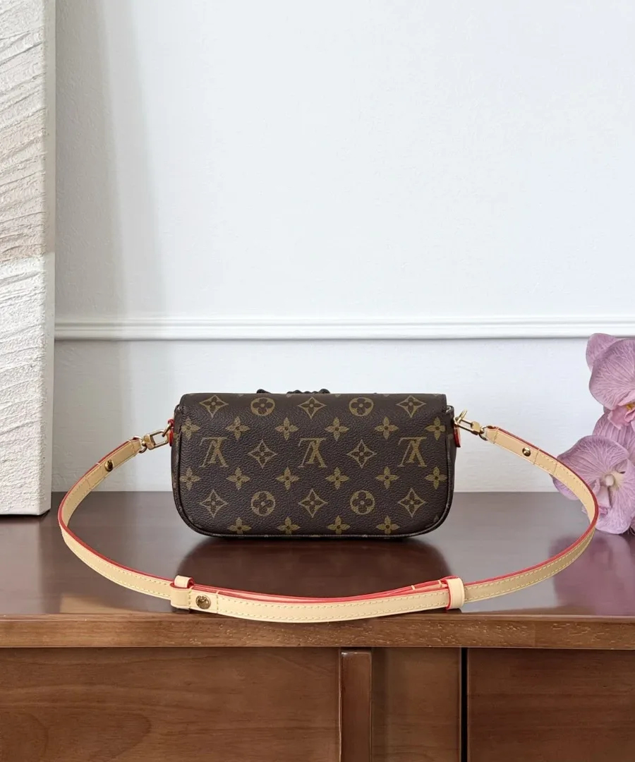 Задняя сторона сумки Louis Vuitton Ivy Catogram с кожаным плечевым ремнем