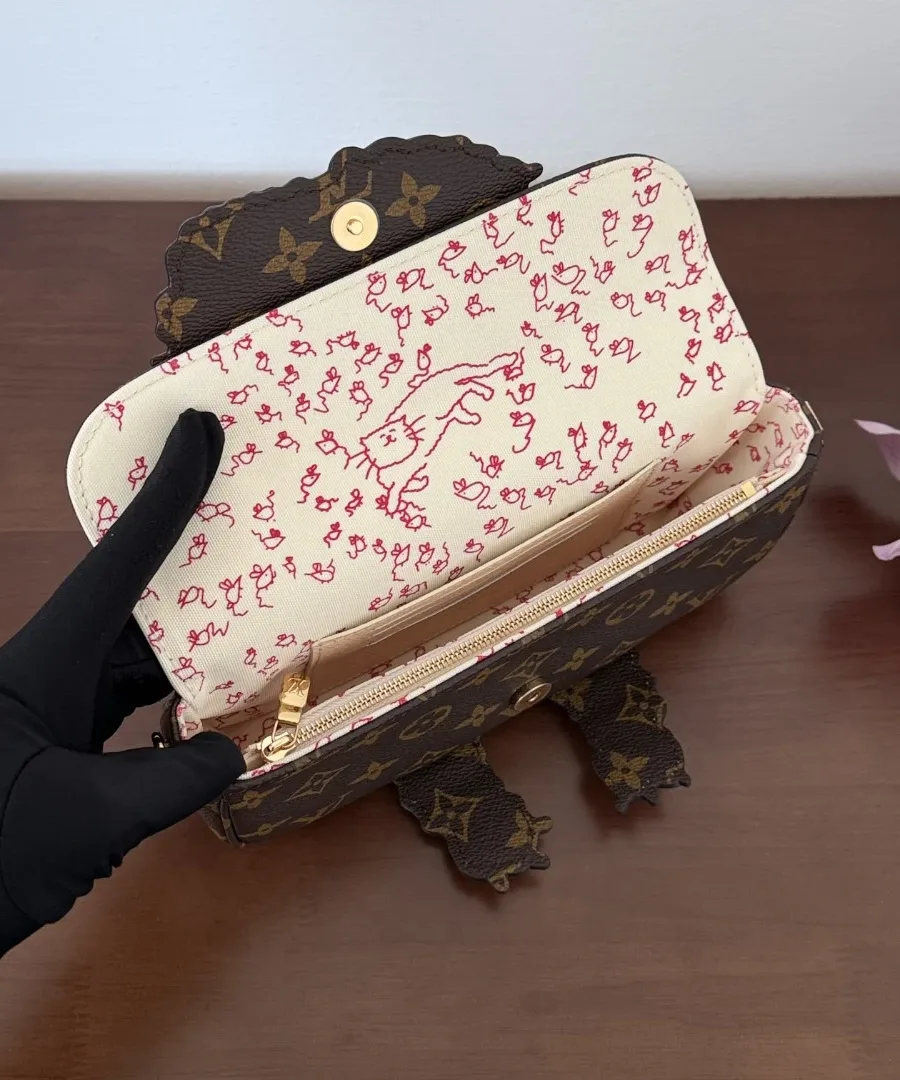 Открытая сумка Louis Vuitton Ivy Catogram, вид сверху на внутреннее отделение и подкладку