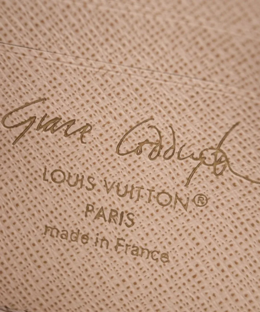 Тиснение с логотипом Louis Vuitton и именем Grace Coddington на внутренней стороне кожи