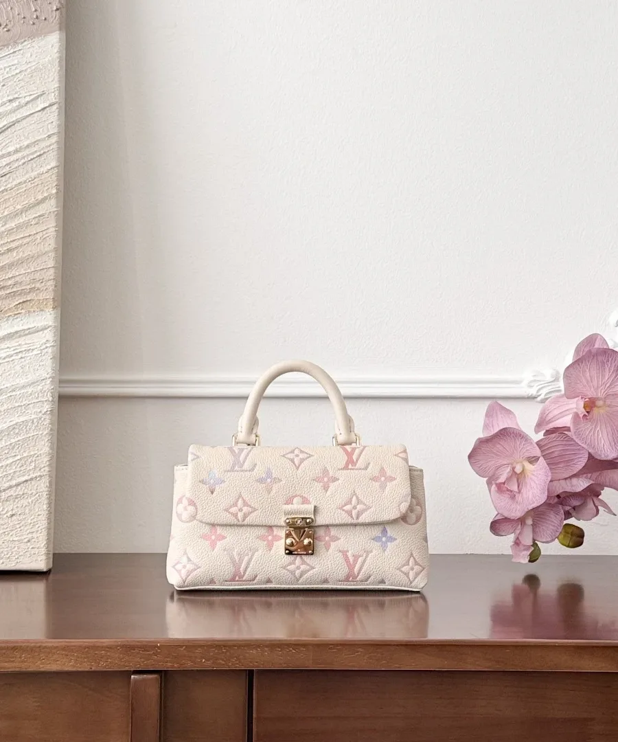 Светло-бежевая сумка Louis Vuitton Madeleine Nano на деревянной поверхности, вид спереди