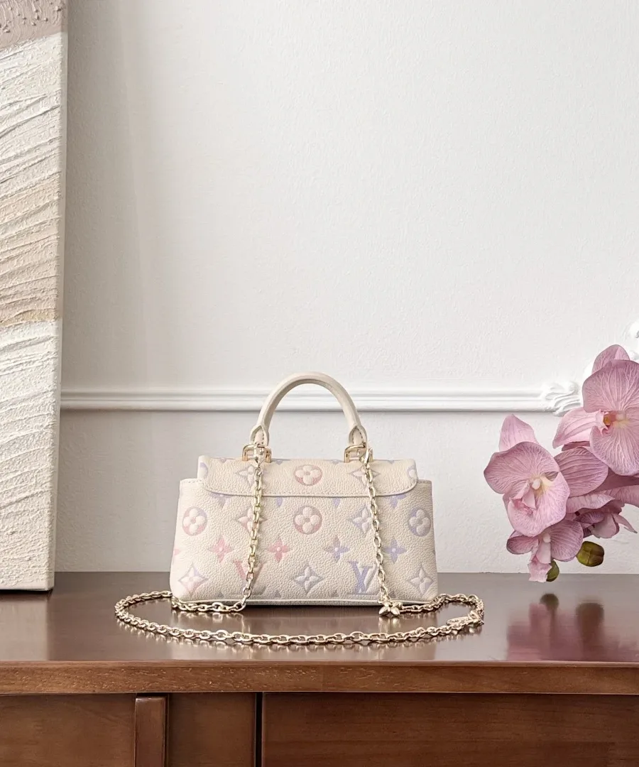 Светло-бежевая сумка Louis Vuitton Madeleine Nano с прикрепленным ремнем-цепочкой