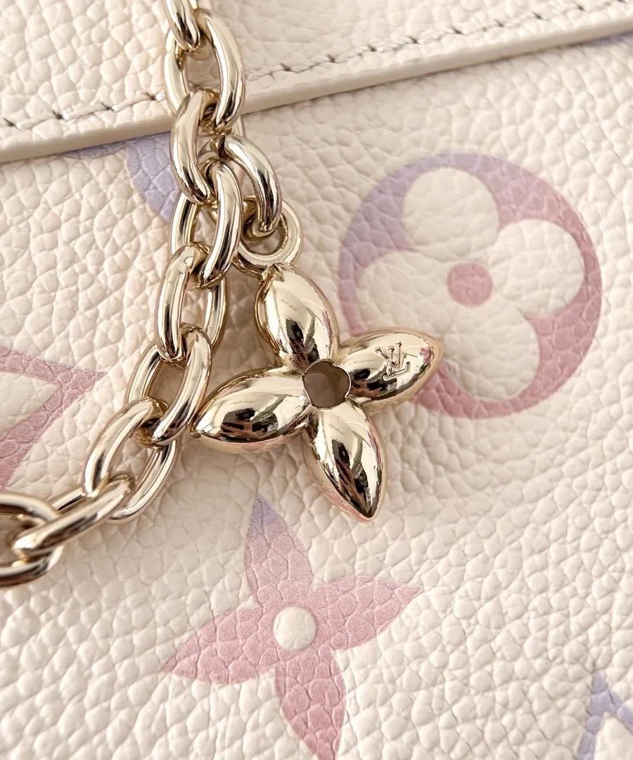 Декоративный элемент в виде цветка Monogram на золотистой цепочке