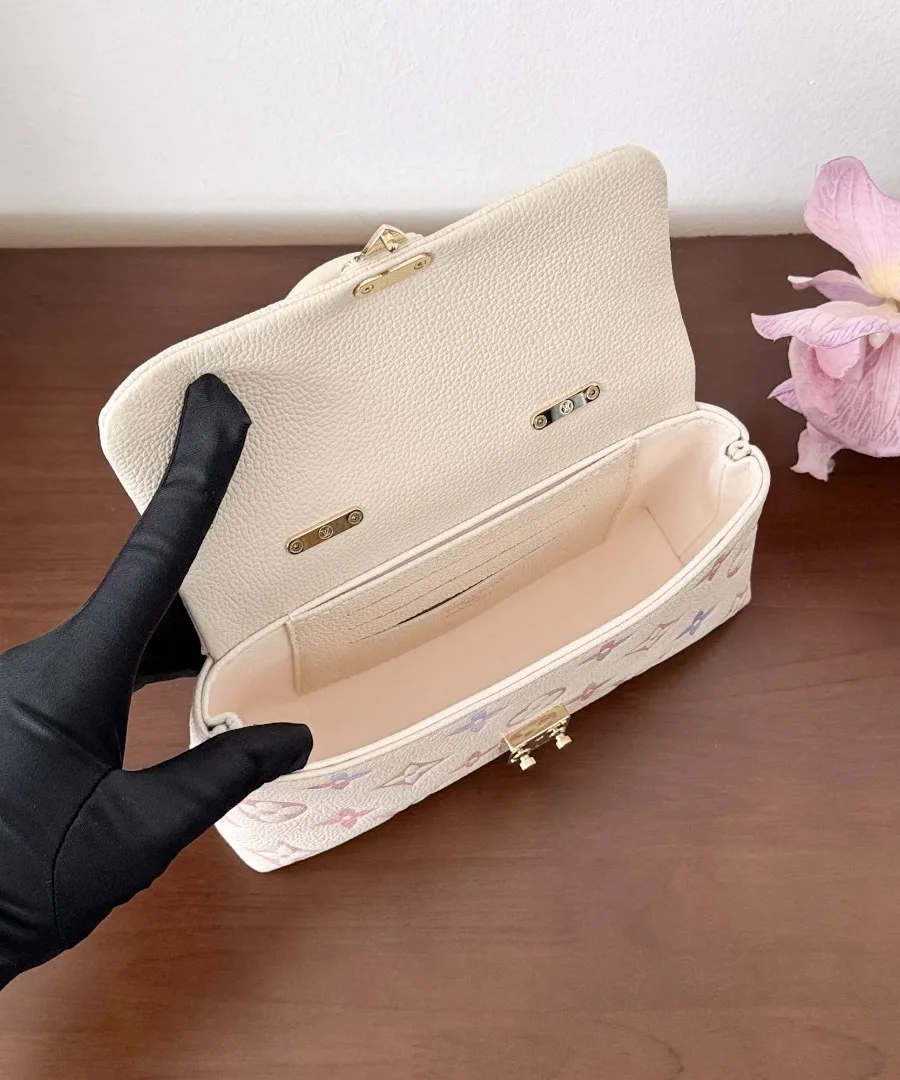 Открытая сумка Louis Vuitton Madeleine Nano, демонстрирующая внутреннее отделение