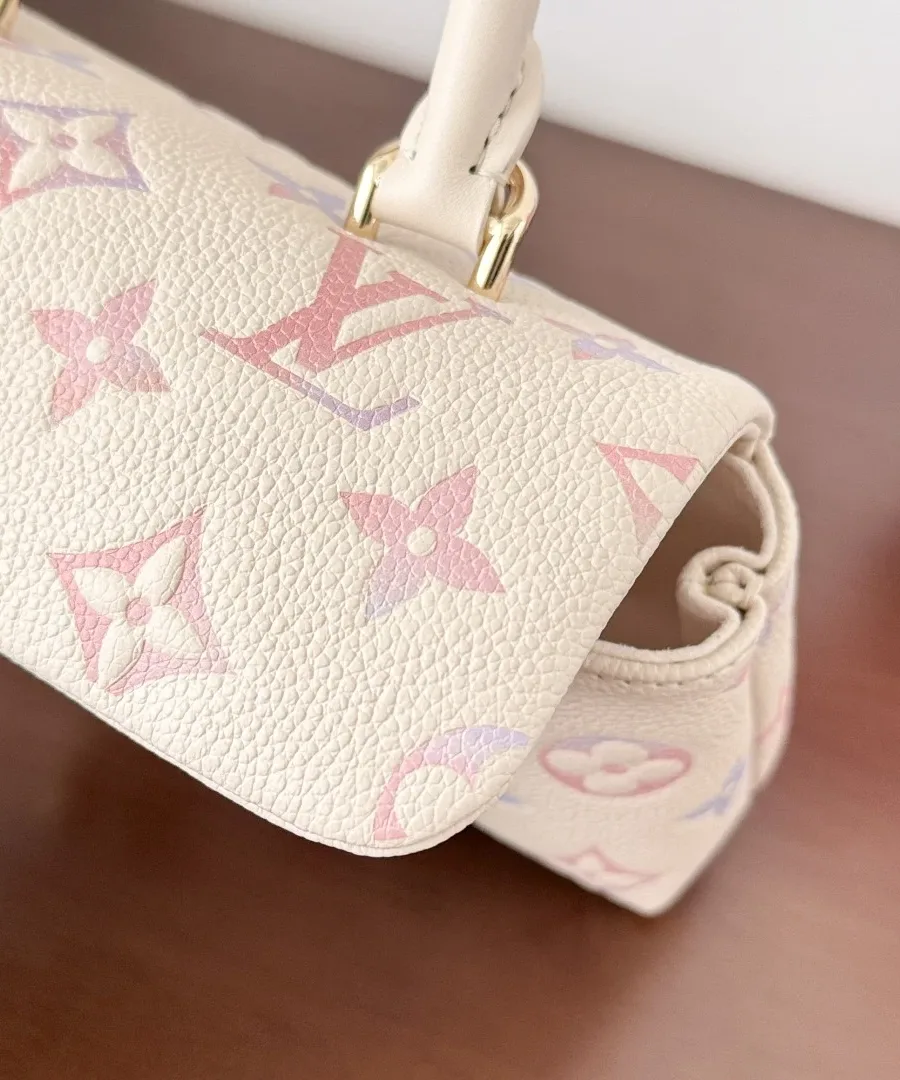 Задняя сторона сумки Louis Vuitton Madeleine Nano с плоским карманом