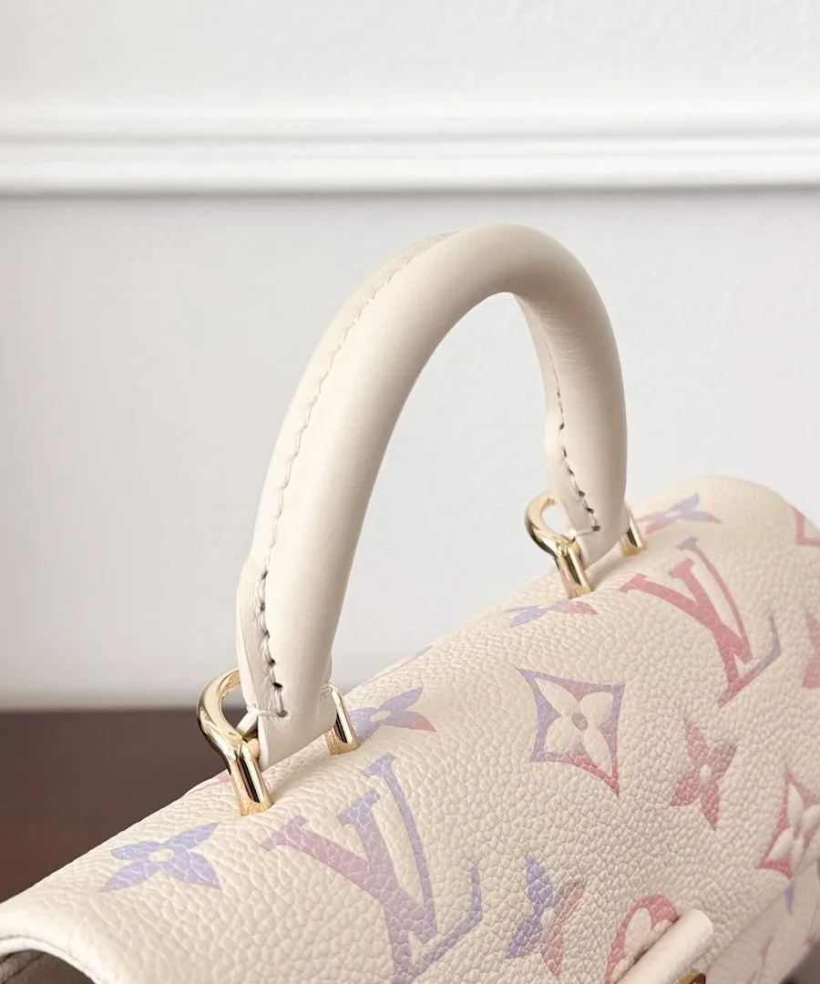 Верхняя ручка сумки Louis Vuitton Madeleine Nano крупным планом