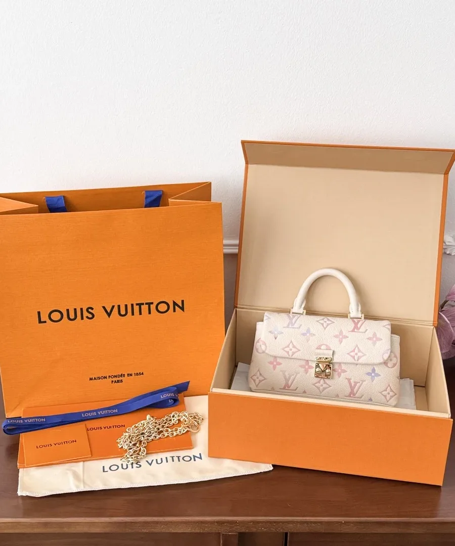 Сумка Louis Vuitton Madeleine Nano в фирменной коробке рядом с пакетом и пыльником