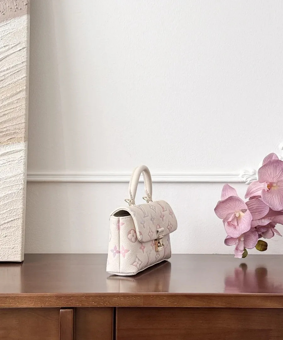 Светло-бежевая сумка Louis Vuitton Madeleine Nano, вид сбоку