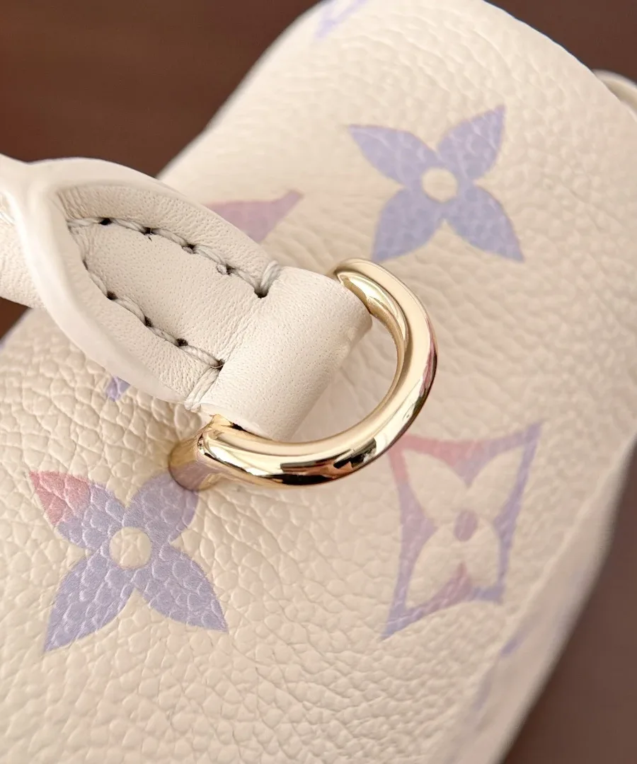 Крепление верхней ручки сумки Louis Vuitton Madeleine Nano крупным планом