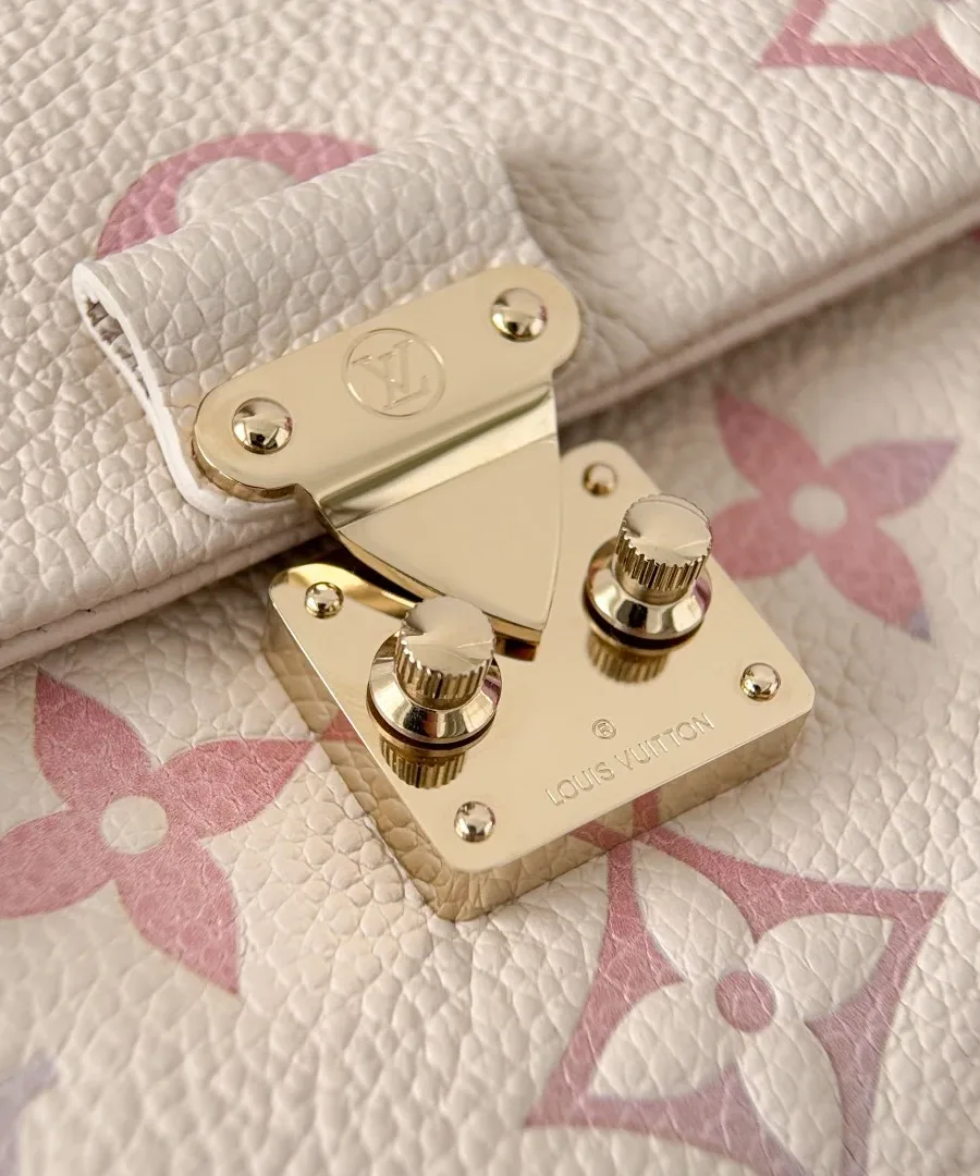 Золотистый замок S-lock на клапане сумки Louis Vuitton Madeleine Nano