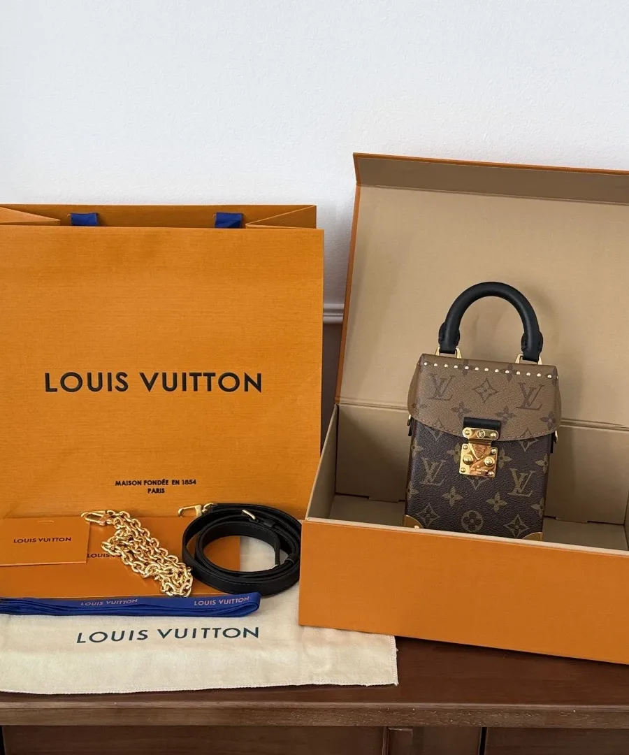 Сумка Louis Vuitton Camera Box в комплекте с фирменной коробкой и пакетом