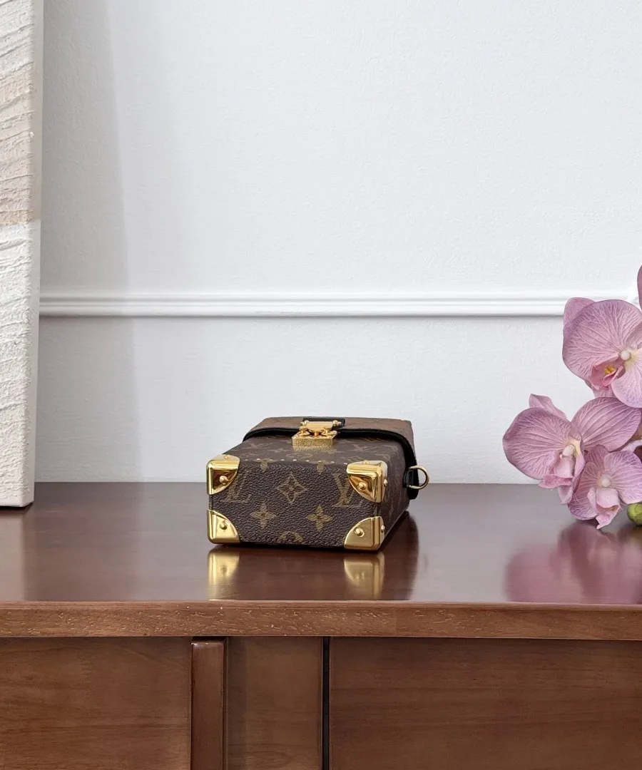 Коричневая сумка Louis Vuitton Camera Box, вид снизу на металлические ножки