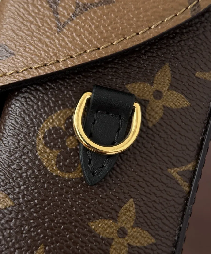 Крупный план бокового крепления для ремня на сумке Louis Vuitton Camera Box