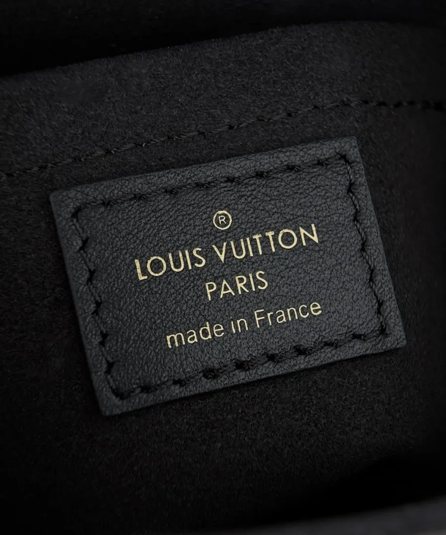 Крупный план внутренней кожаной нашивки с логотипом Louis Vuitton Paris
