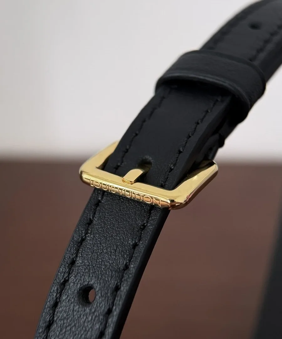 Крупный план пряжки черного кожаного ремня сумки Louis Vuitton