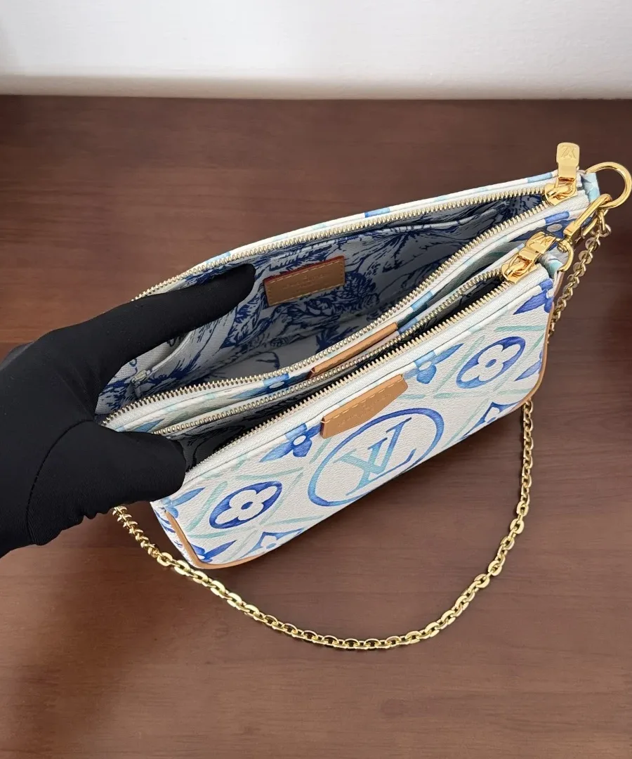 Вид сверху на открытые отделения сумки Louis Vuitton Multi Pochette Accessoires