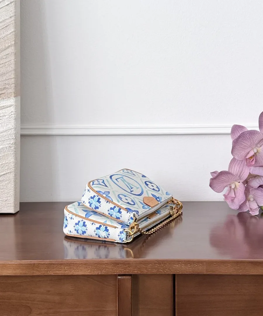 Два съемных клатча Louis Vuitton Multi Pochette Accessoires, вид сбоку