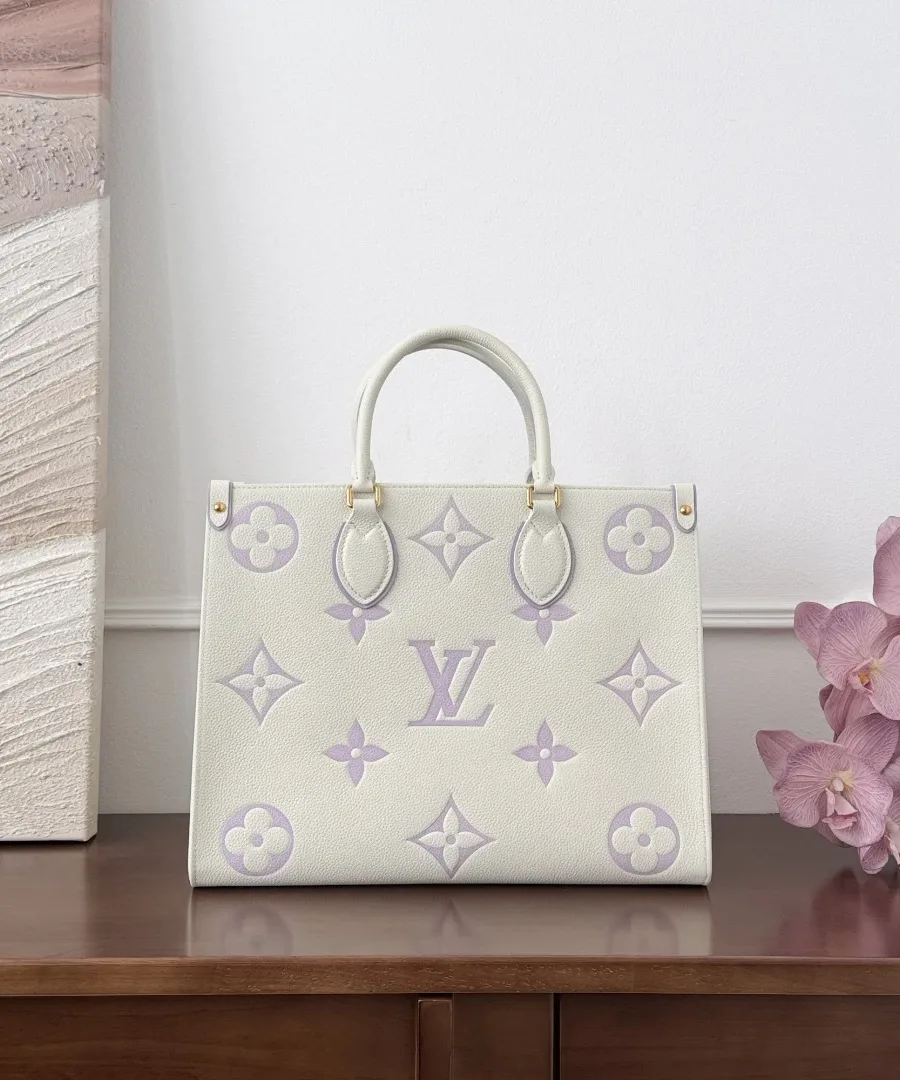 Сумка-тоут OnTheGo молочно-белого цвета с сиреневым узором Monogram, вид спереди