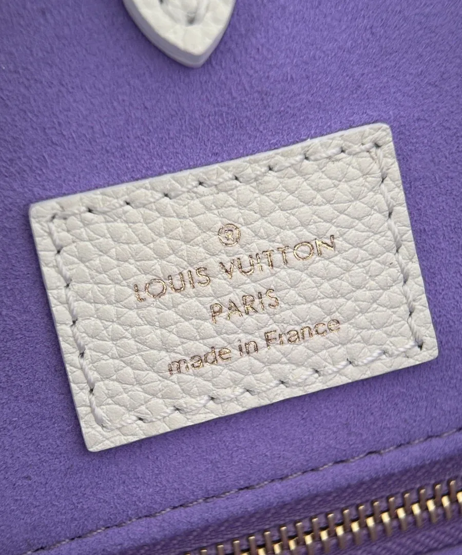 Внутренняя кожаная нашивка с тиснением Louis Vuitton Paris на фиолетовой подкладке