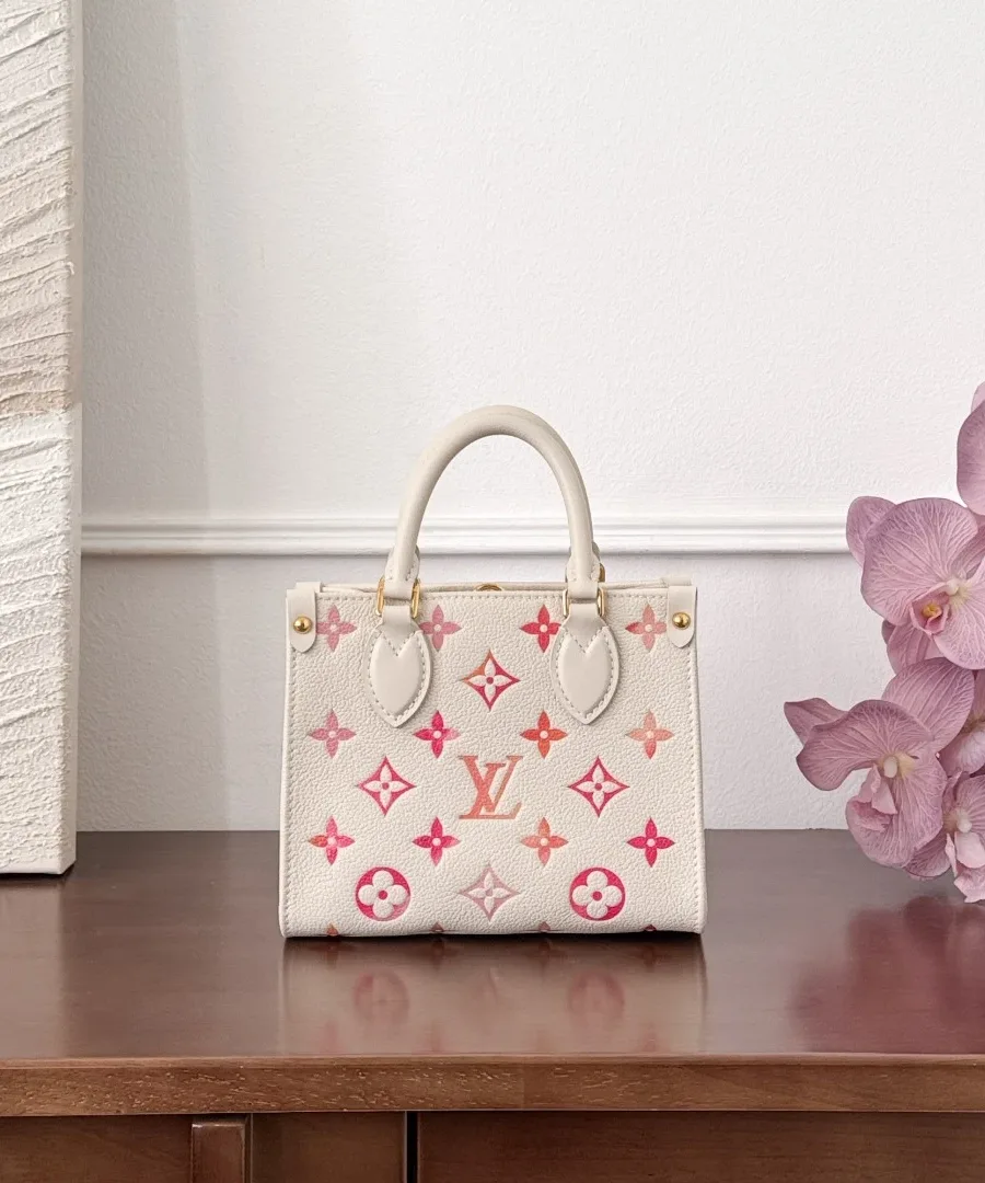Сумка Louis Vuitton OnTheGo BB бело-розового цвета, вид спереди