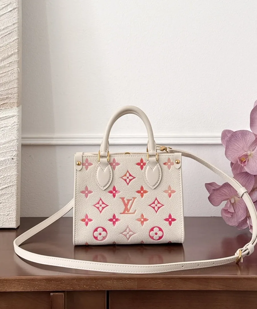 Сумка Louis Vuitton OnTheGo BB с пристегнутым плечевым ремнем, вид спереди