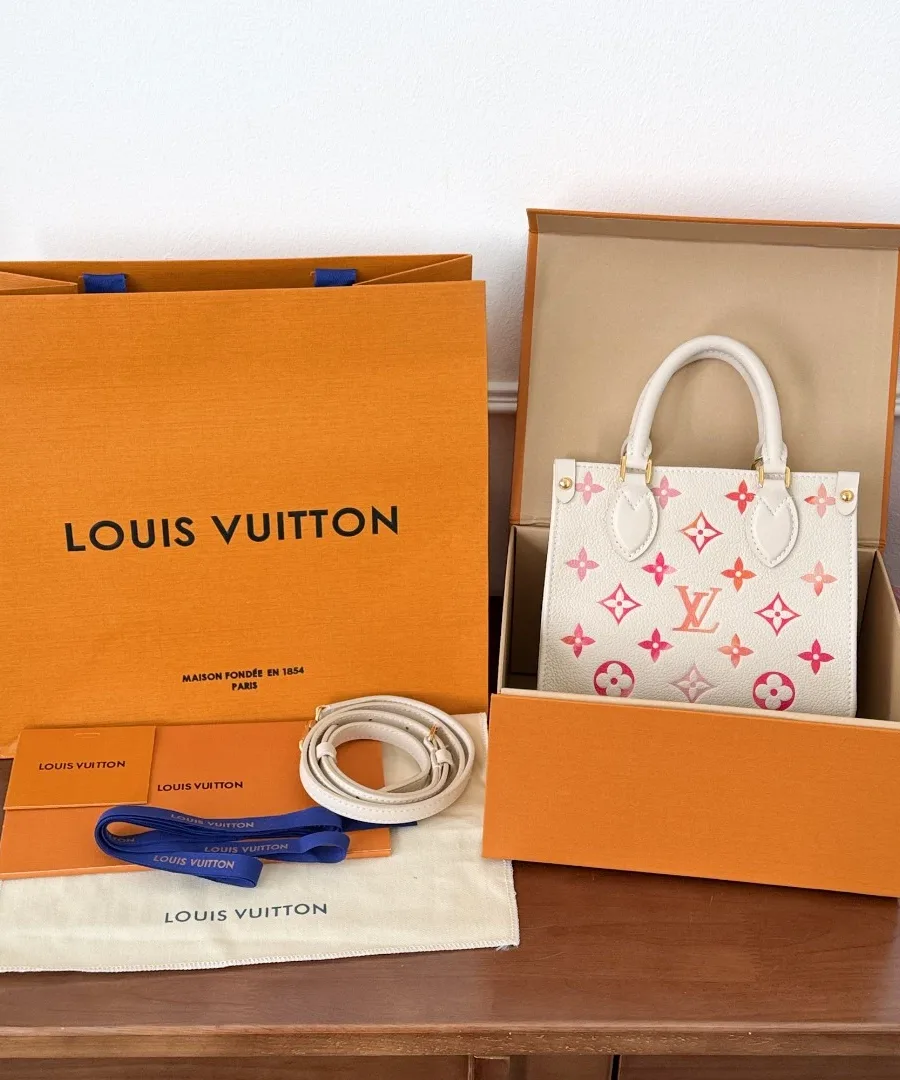 Сумка Louis Vuitton OnTheGo BB рядом с фирменной коробкой, пыльником и пакетом