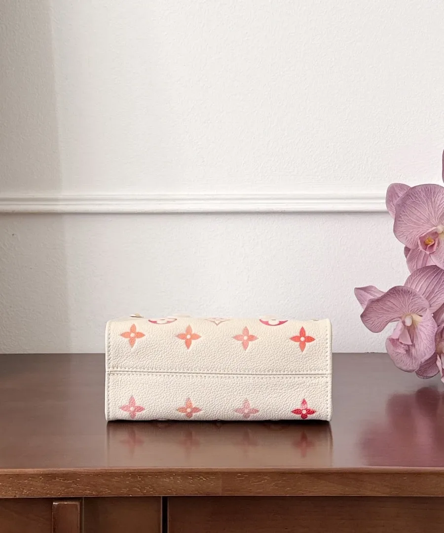 Сумка Louis Vuitton OnTheGo BB, вид снизу на дно