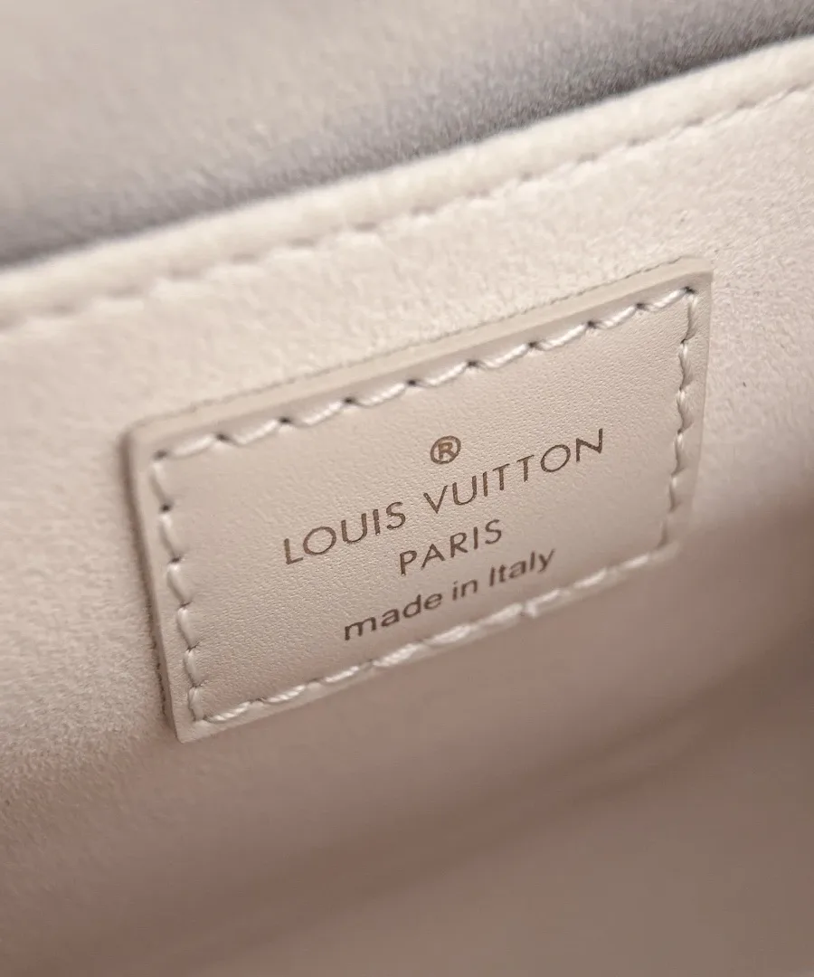 Крупный план внутренней кожаной нашивки с тиснением Louis Vuitton Paris