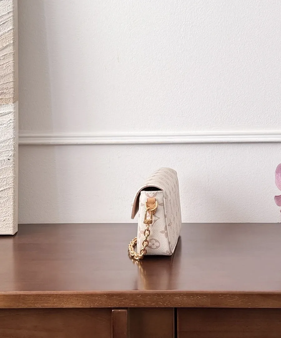 Бежевая сумка-клатч с узором Monogram, вид сбоку