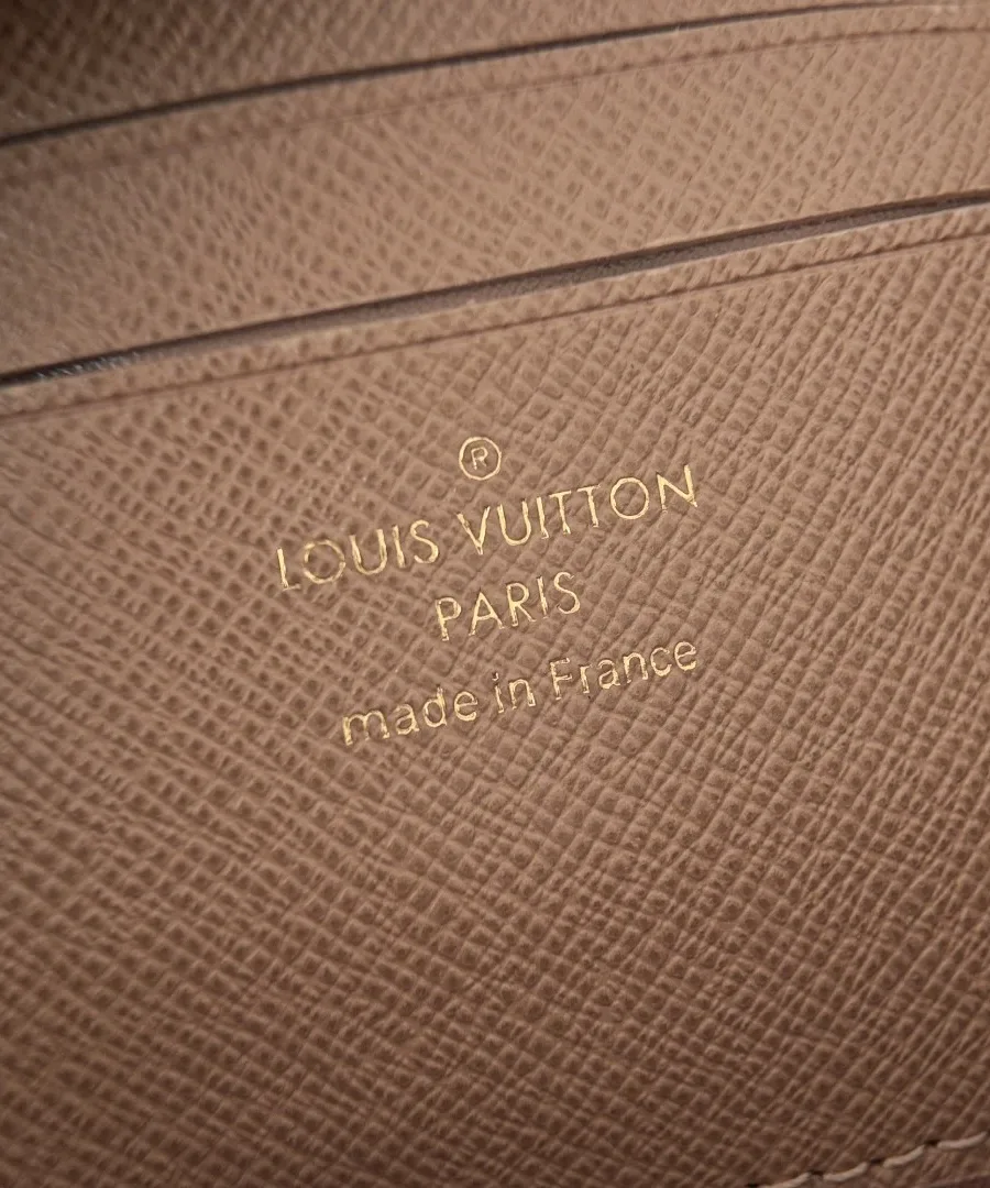 Крупный план золотистого тиснения Louis Vuitton Paris на внутренней кожаной отделке