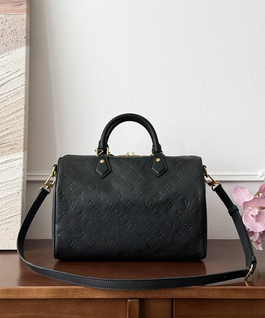 Черная сумка Louis Vuitton Speedy 30 с прикрепленным плечевым ремнем, вид спереди