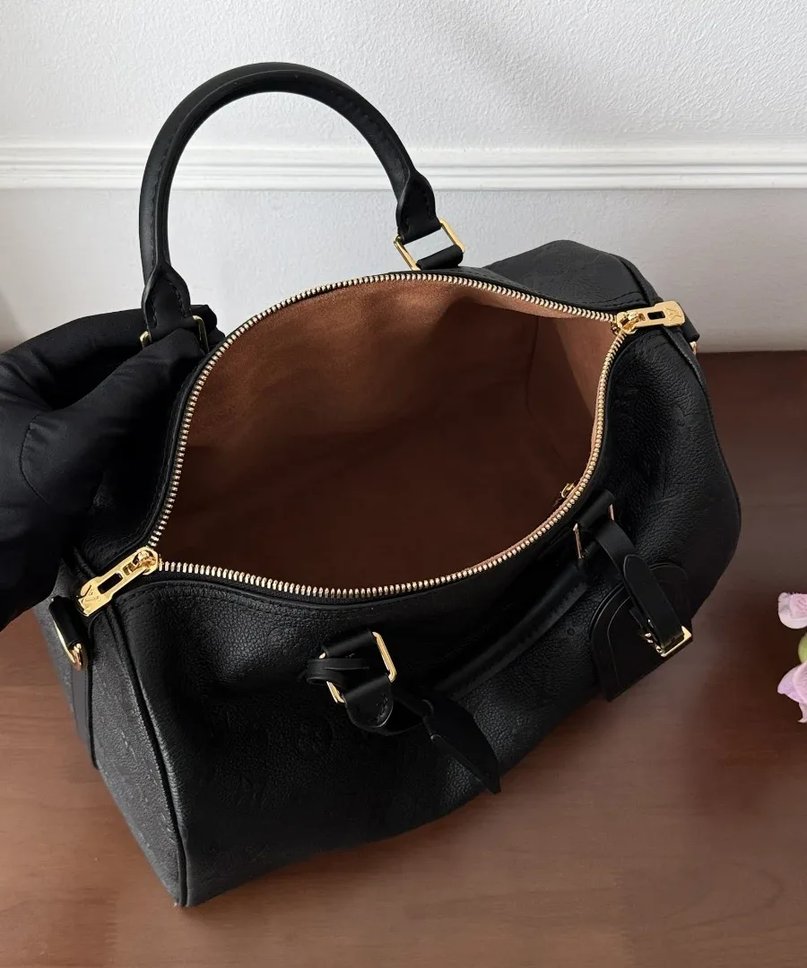 Вид сверху на открытую сумку Louis Vuitton Speedy 30 с коричневой подкладкой