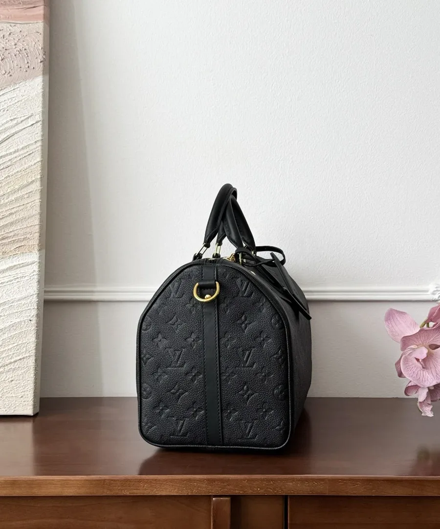 Черная сумка Louis Vuitton Speedy 30, вид сбоку