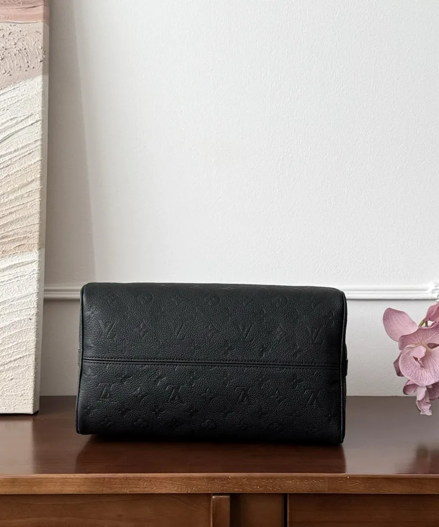 Черная сумка Louis Vuitton Speedy 30, вид снизу