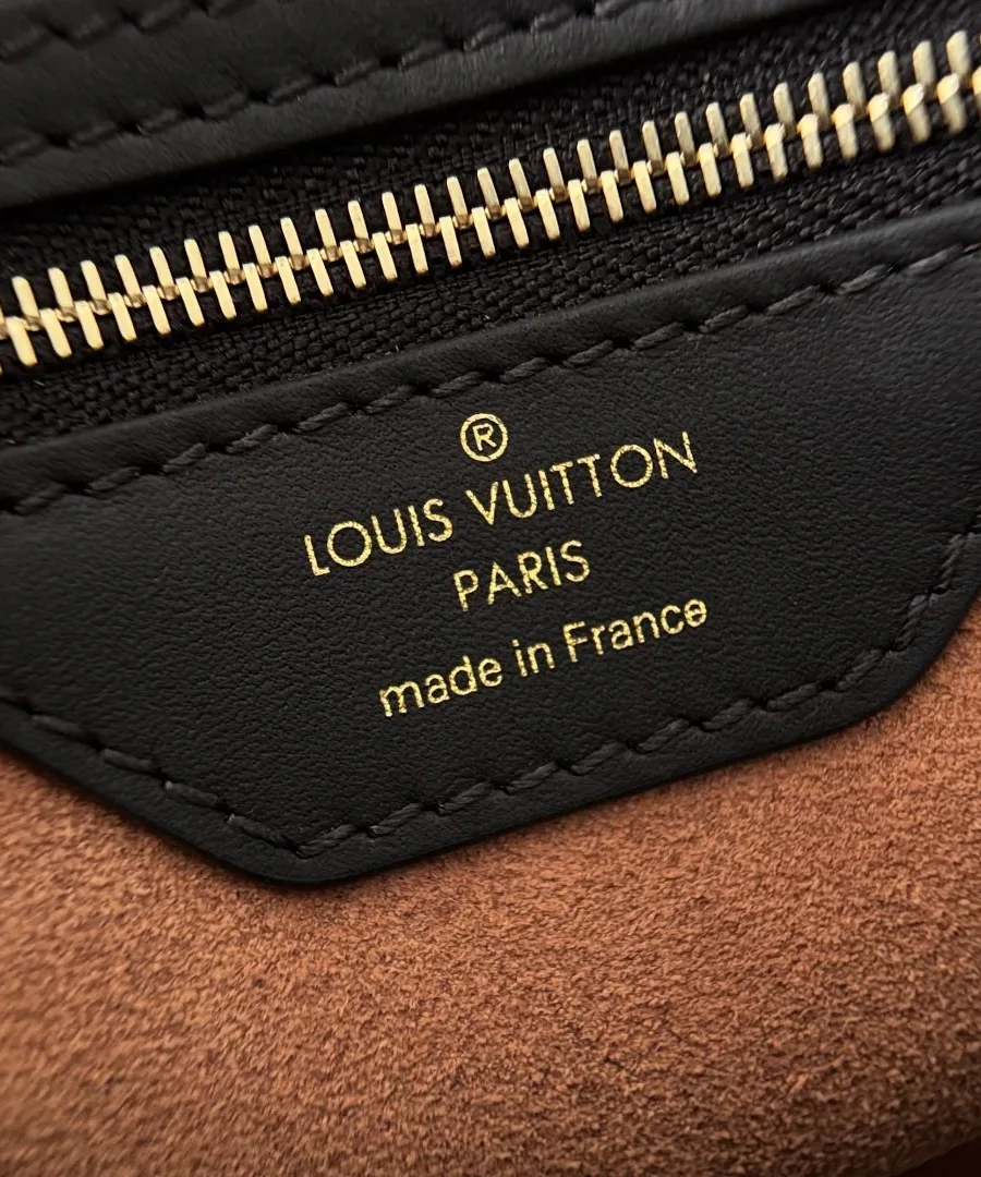 Крупный план внутреннего кармана на молнии с золотистым тиснением Louis Vuitton Paris