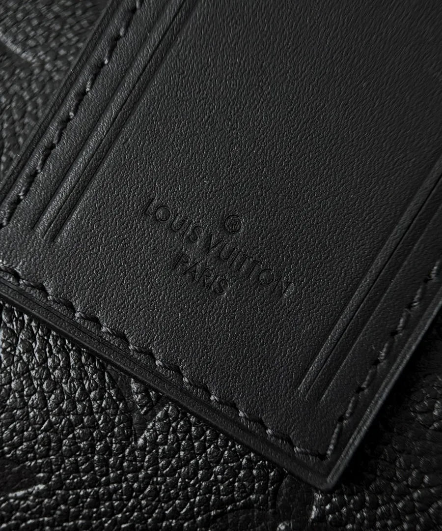 Крупный план кожаной багажной бирки с тиснением Louis Vuitton Paris