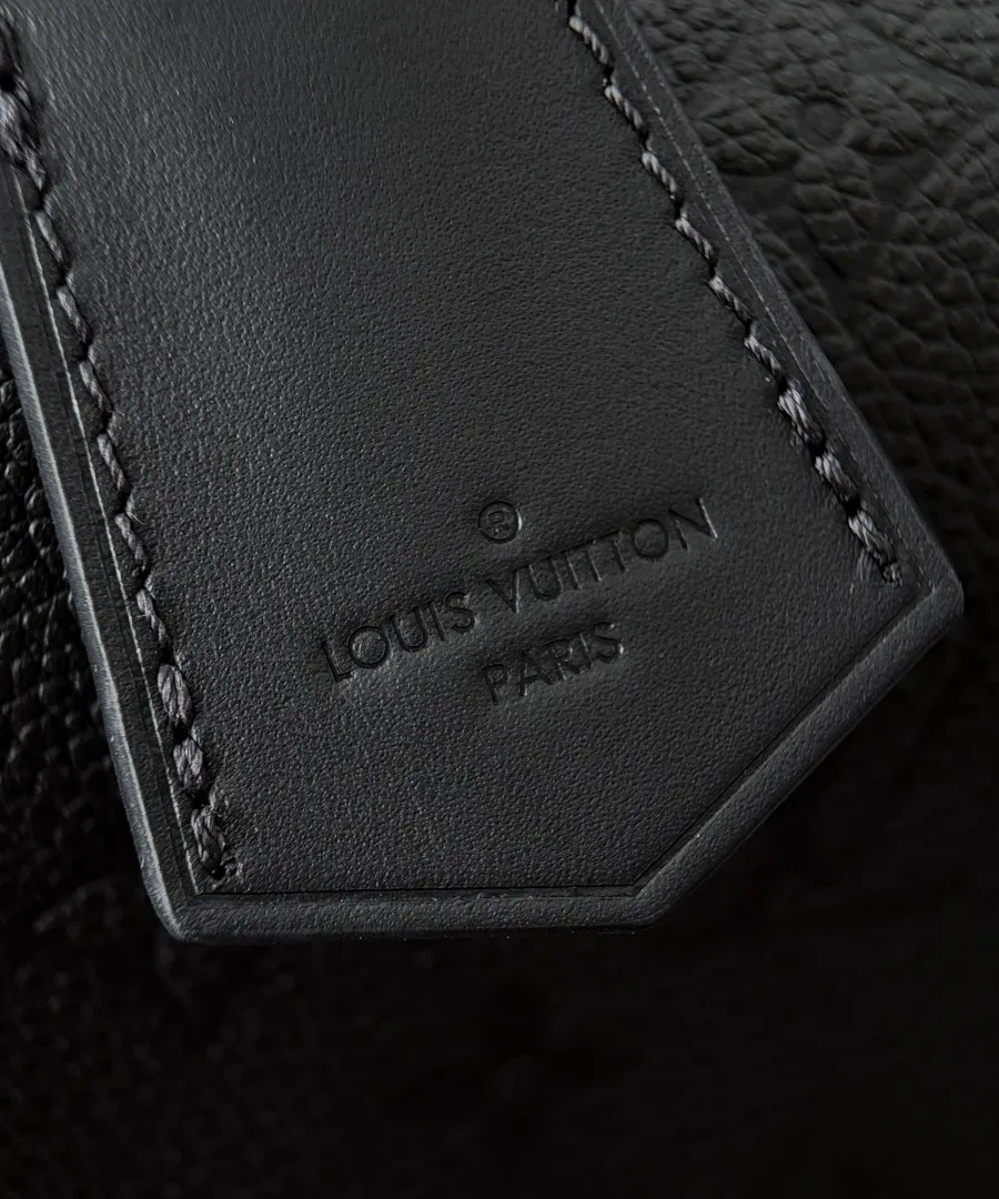 Крупный план кожаного брелока для ключей с тиснением Louis Vuitton Paris