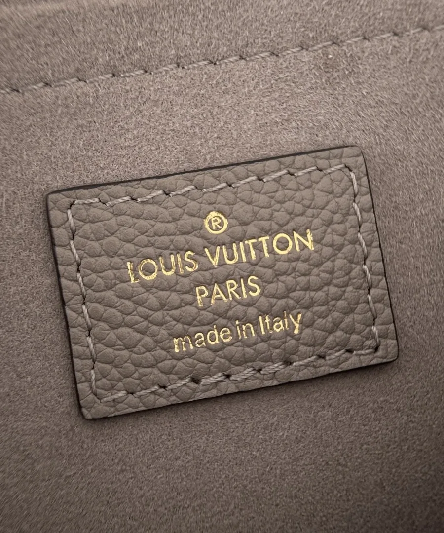 Кожаная нашивка с тиснением Louis Vuitton Paris внутри сумки
