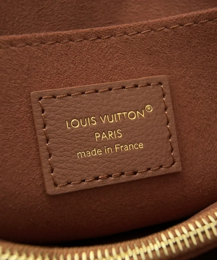 Кожаная нашивка с тиснением Louis Vuitton Paris внутри сумки