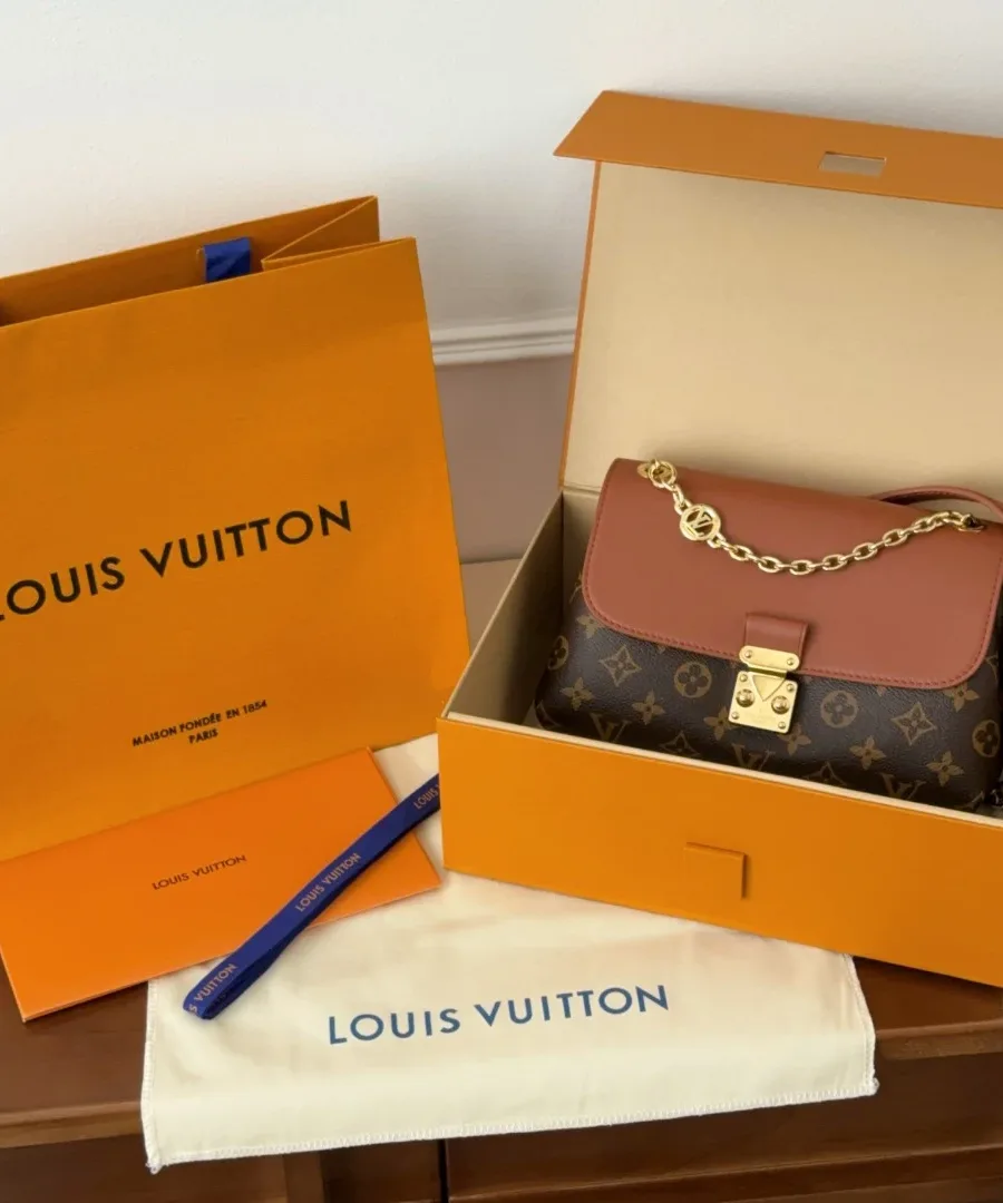 Коричневая сумка Louis Vuitton Madeleine MM рядом с фирменной коробкой и пыльником